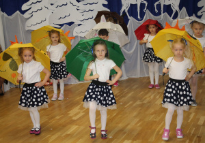 Dzieci tańczą z parasolami